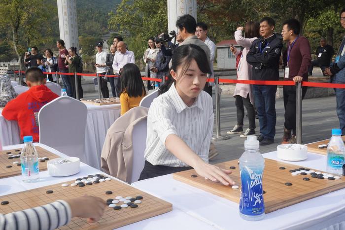 兵圣杯休战日展开指导棋活动 黑嘉嘉於之莹等出席