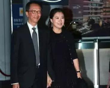 跳水女皇伏明霞真是人生赢家，67岁丈夫当上董事长，女儿亭亭玉立