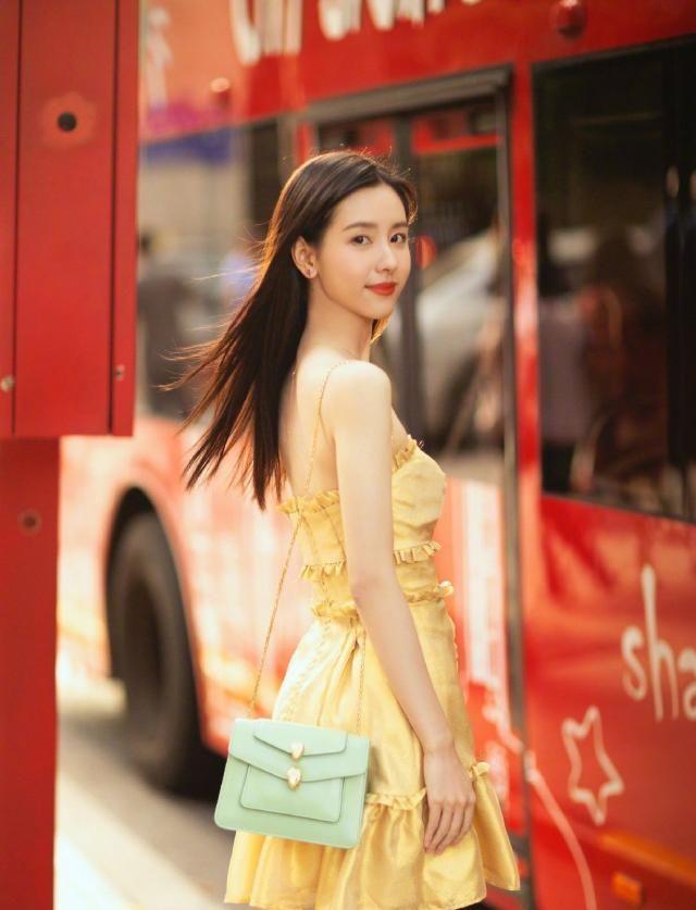 陈都灵最新美照，穿黄色吊带裙，化身清纯小雏菊