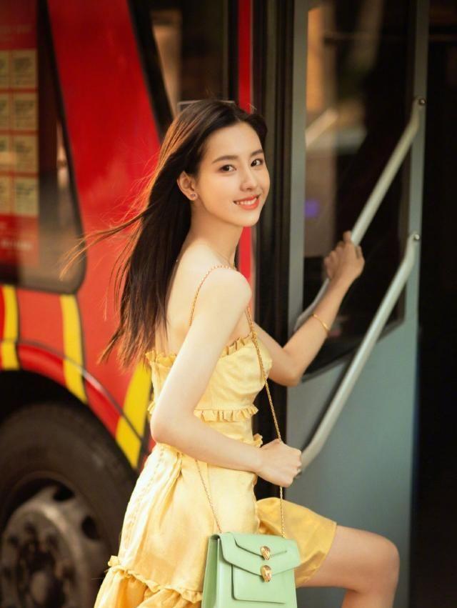 陈都灵最新美照，穿黄色吊带裙，化身清纯小雏菊