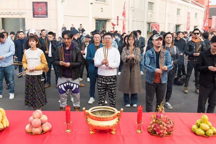 电影《燥梦英雄》开机 张可盈“忙内出道”苦练架子鼓