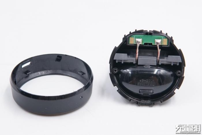 拆解报告：三星Gear智能手表磁力无线充电底座（EP-YO760）
