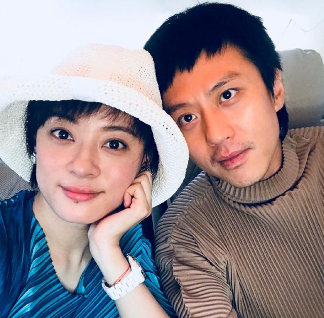 邓超孙俪参加友人婚礼，娘娘手上“鸽子蛋”超抢镜，好大一颗啊