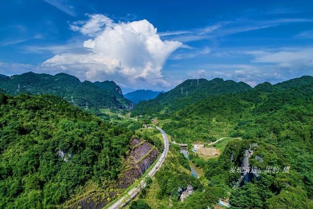 广东阳山村民开挖石场，竟意外发现一个神奇瑰丽的地下溶洞