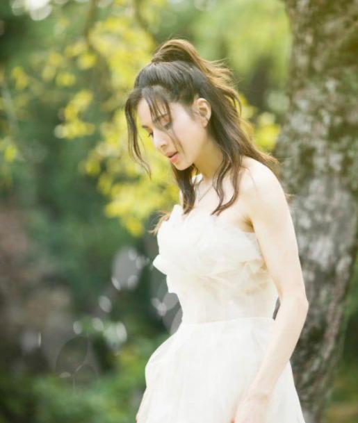 李若彤晒婚纱照：一抹长裙惊艳无比，自称就当完成妈妈的心愿了！