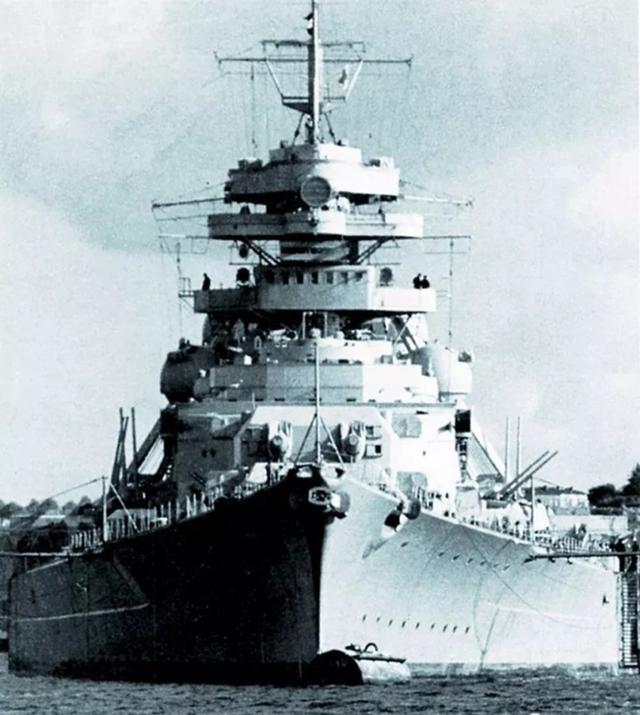 排水量约50000吨，一炮贯穿对手装甲，堪称二战顶级战列舰
