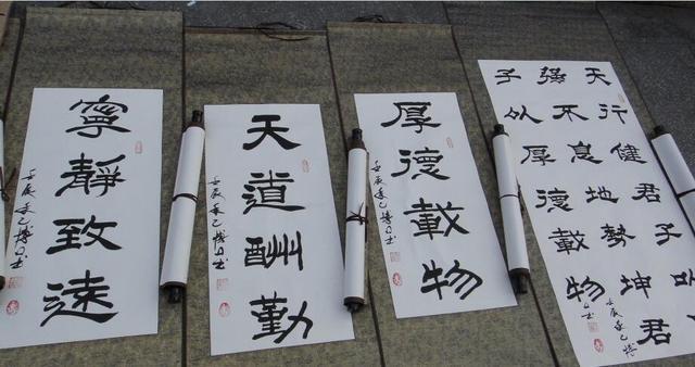 实拍：街头“无臂”书法家，用嘴书写，一幅只要80元