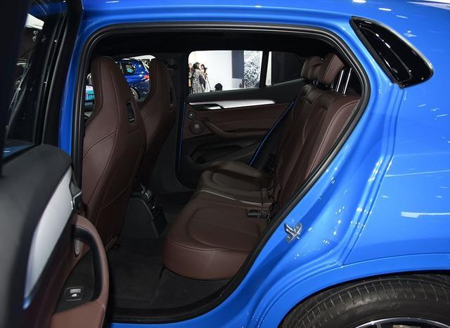 宝马第3款国产SUV，配四驱7.4秒破百，价格便宜，还送9个车标