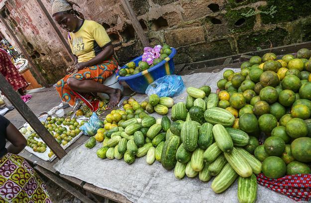 实拍非洲菜市场：蔬菜水果应有尽有，龙虾成堆卖，生活不比中国差