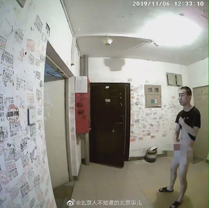 天通苑一小区现暴露狂邻居，赤裸下身在楼道做龌龊举动被监控拍下