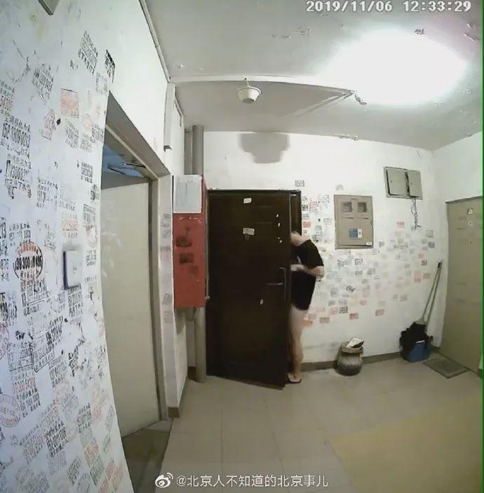 天通苑一小区现暴露狂邻居，赤裸下身在楼道做龌龊举动被监控拍下