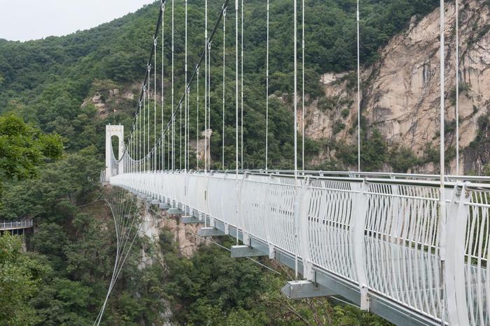 海拔2000米的玻璃天桥，洛阳白云山九龙天桥你敢挑战吗？