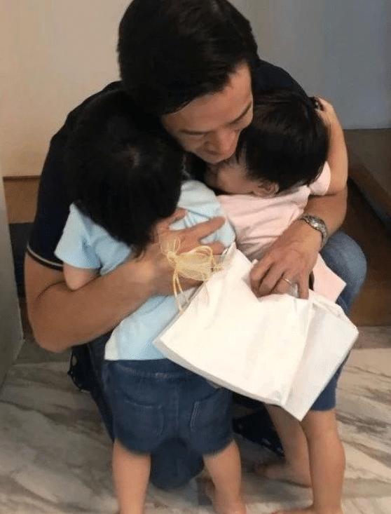 45岁杨采妮定居新加坡，嫁富商结婚6年，晒双胞胎近照太幸福