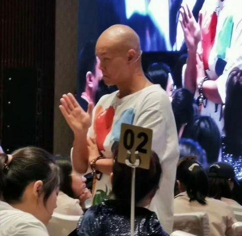 因《非诚勿扰》走红，强搂谢娜惹人厌，如今沦落街头做演讲