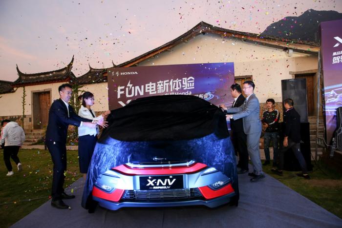 东风本田首款纯电动汽车X-NV福州上市，首位车主拿到车钥匙