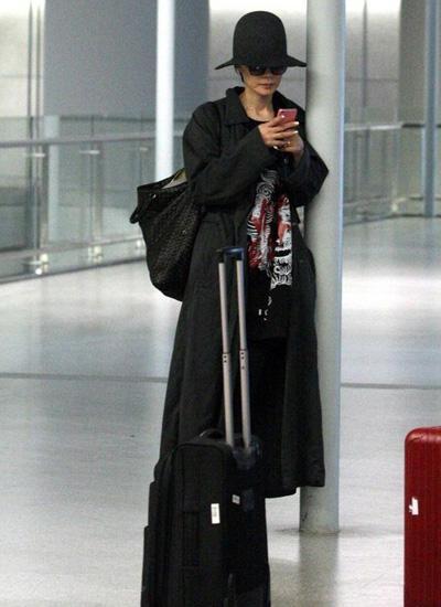 天后王菲现身机场，一身打扮很俗气，却很衬她的气质！