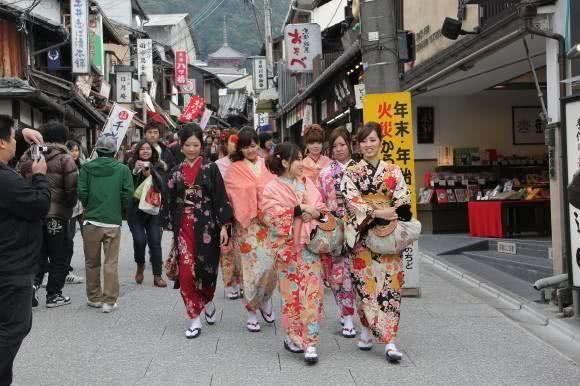 到日本旅游，在大街上看到橙色的旗帜在挥动，那是地震和海啸预警