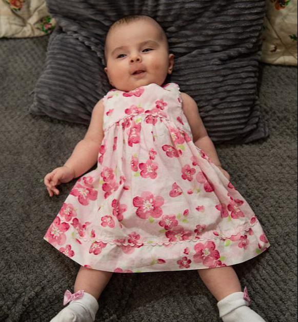 真正瓷娃娃：英国5个月大女婴骨骼天生超脆，打个喷嚏也可能骨折