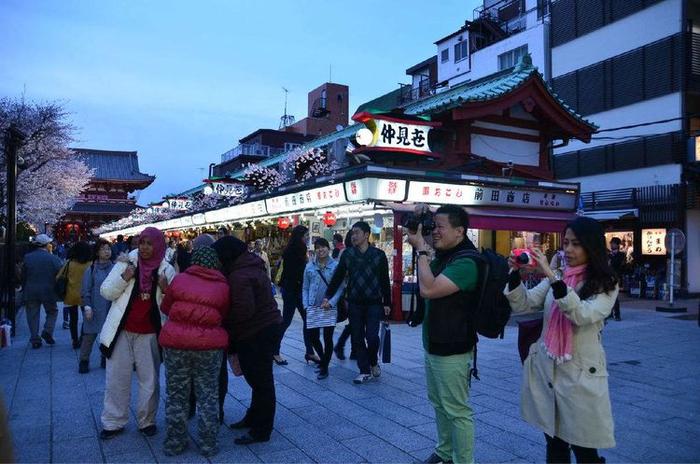 到日本旅游，在大街上看到橙色的旗帜在挥动，那是地震和海啸预警
