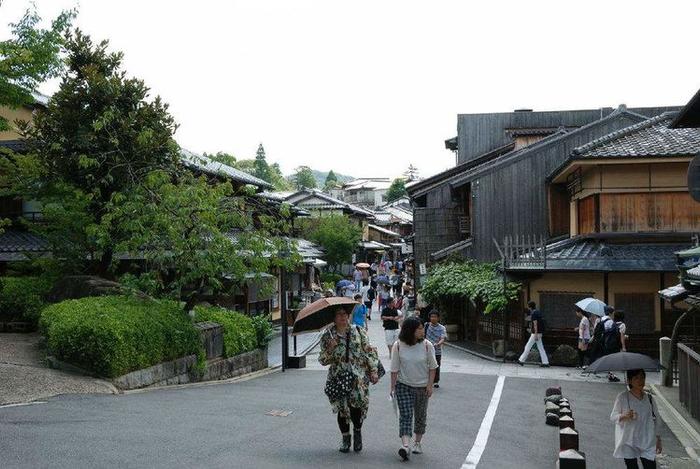 到日本旅游，在大街上看到橙色的旗帜在挥动，那是地震和海啸预警