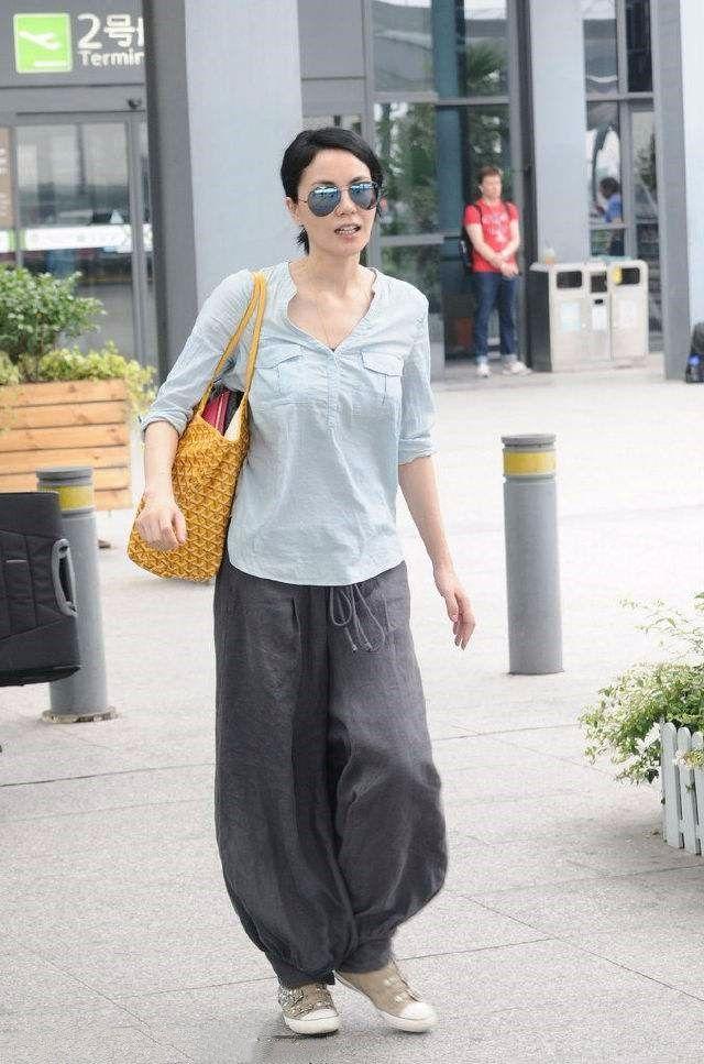 天后王菲现身机场，一身打扮很俗气，却很衬她的气质！