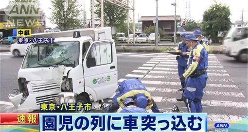 日本老师带着幼童徒步上学，突遭一辆货车撞上，3大4小送医急救