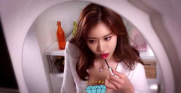 她曾是韩国最美女团队长，却被骗去拍三级片，如今31岁活成这样