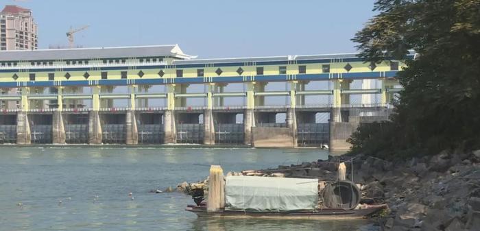 潮州供水枢纽闸坝有人违规捕鱼，对枢纽正常运行造成影响