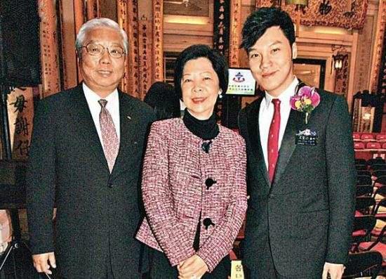 48岁艺人王贤志获颁紫荆星章丈夫陪同出席，两人结婚三年感情稳定