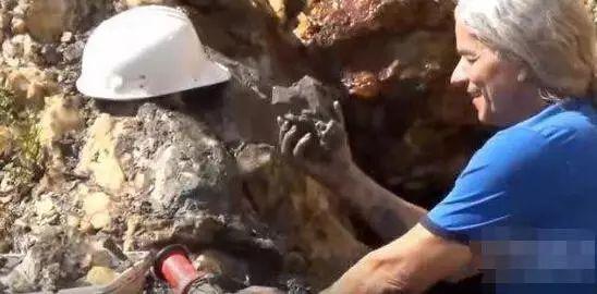 男子在废矿场发现一洞穴，挖出的东西让他兴奋不已！