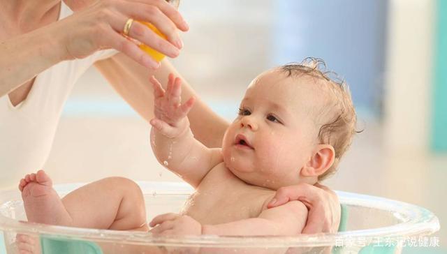 给宝宝洗澡后，这2件事情不要做，会降低宝宝的免疫力