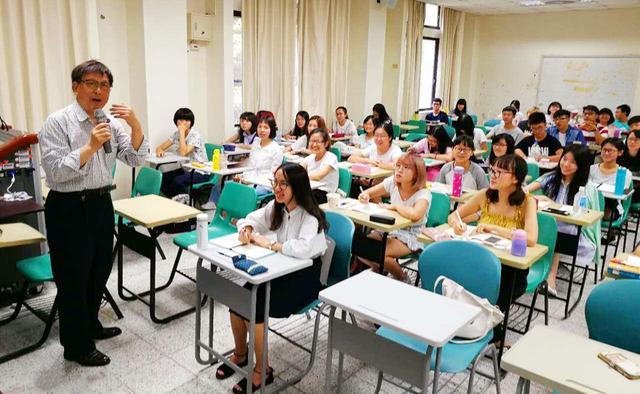国内有些大学弃用中文教材，改用英文教材，是好事还是坏事？