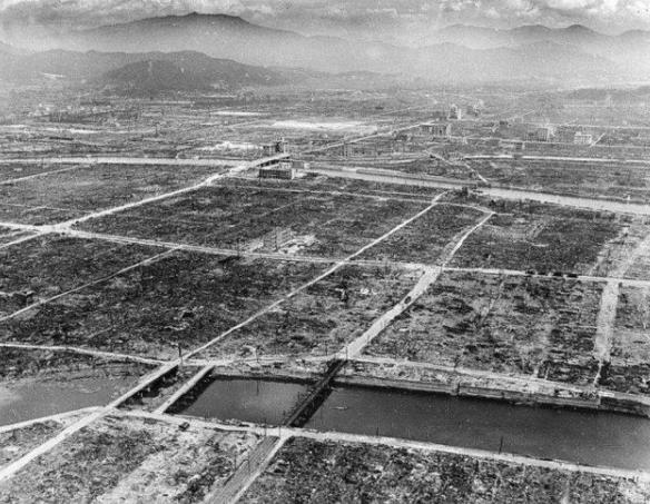 广岛长崎地上的人影，是美国原子弹留下的痕迹，为何74年还不消散