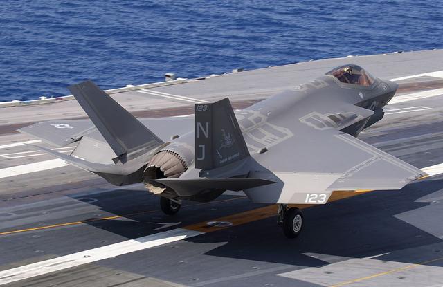 美海军曾拒绝单发设计，舰载机要向FC-31看齐，F35C至今不温不火