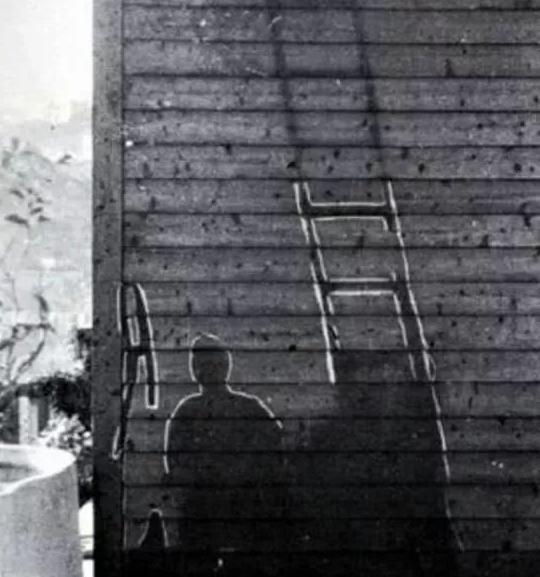 广岛长崎地上的人影，是美国原子弹留下的痕迹，为何74年还不消散