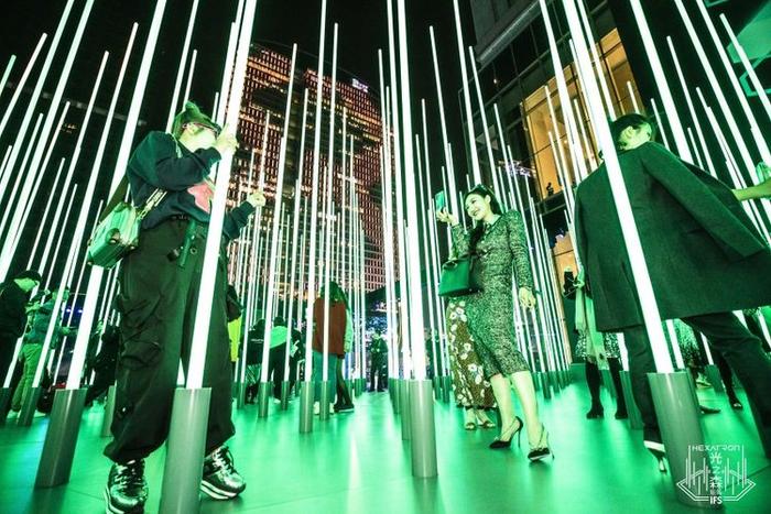 “HEXATRON光之森矩阵”闪耀成都 中国风格交汇国际时尚