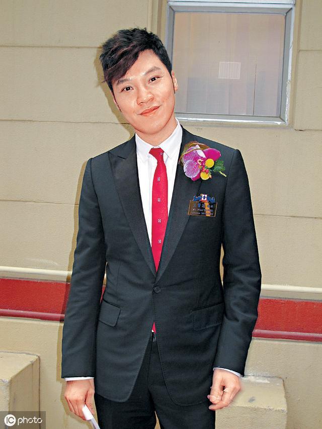 48岁艺人王贤志获颁紫荆星章丈夫陪同出席，两人结婚三年感情稳定