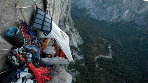 全世界最强“钉子户”在千米悬崖上睡觉，上厕所要怎么办？