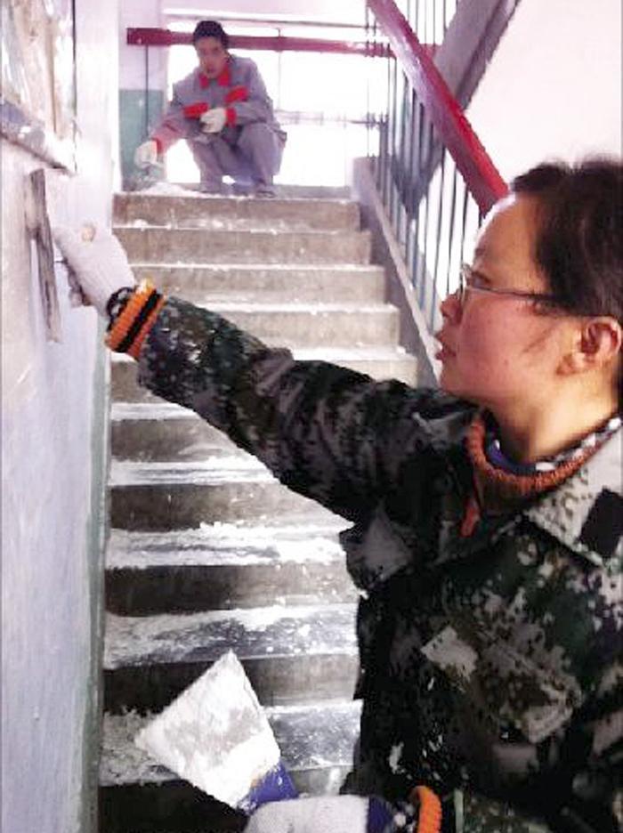 求职不顺利，北大女硕士放弃“北漂”回到河南，为生活学做油漆工