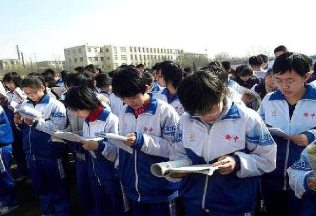 食堂等饭也不放下书！衡水中学学生太拼命，网友质疑：畸形教育