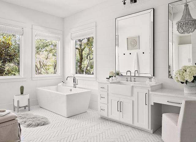 20间豪华白色浴室，给家居生活带来spa般的放松体验