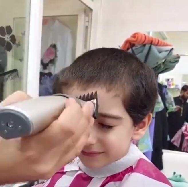男童去理发，被剪成了“迷你谢广坤”，看完自己的形象男童都笑了