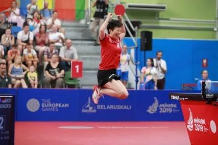 暴力美学！王艺迪正手强拉4:0晋级，56岁倪夏莲打出11:1