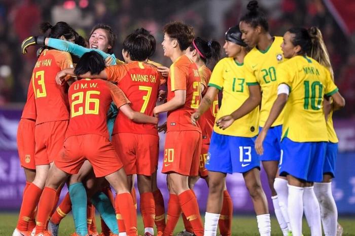 疯狂4-2！中国女足挑落巴西女足成功夺冠，23年不胜魔咒终被破