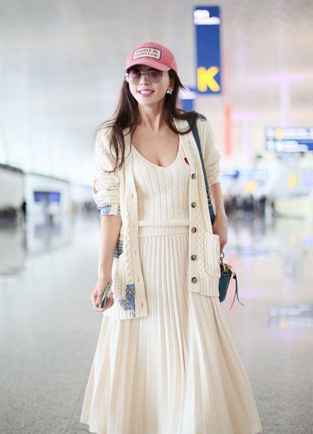 林志玲人妻装现身机场，深v连衣裙大胆秀出事业线，这谁受得了？
