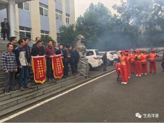 阳新洋港镇：为民服务解难题 群众感恩送锦旗