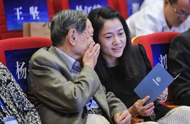 97岁杨振宁携娇妻现身，一瘸一拐走不稳，43岁翁帆越长越像杨振宁