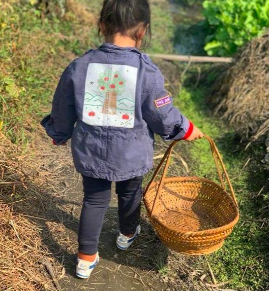 朱丹回娘家住不偷懒，亲自带娃喂鸡，周一围女儿比妈妈还认真