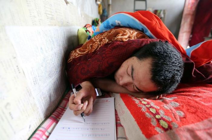 工伤瘫痪妻子跑了，37岁农民卧床写作4年，写出18万小说字求出版