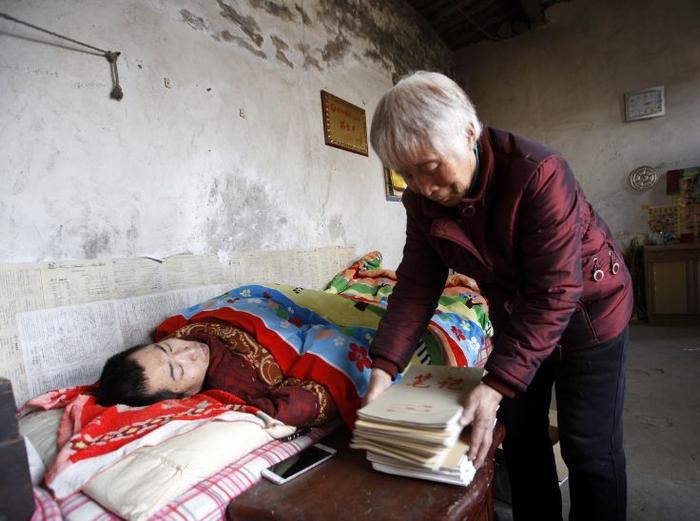 工伤瘫痪妻子跑了，37岁农民卧床写作4年，写出18万小说字求出版